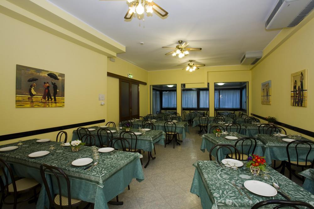 Hotel Andrea'S Rimini Bagian luar foto