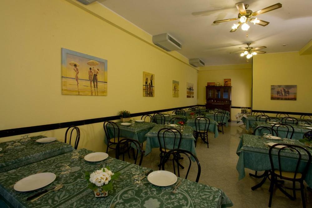 Hotel Andrea'S Rimini Bagian luar foto