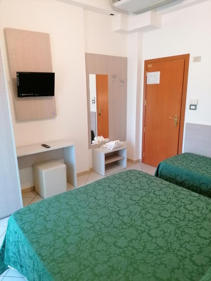 Hotel Andrea'S Rimini Bagian luar foto