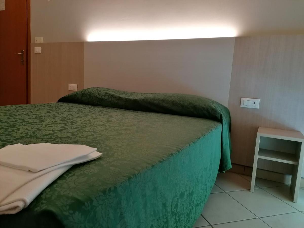 Hotel Andrea'S Rimini Bagian luar foto