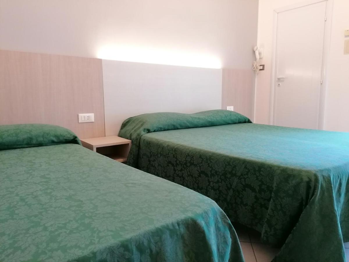 Hotel Andrea'S Rimini Bagian luar foto