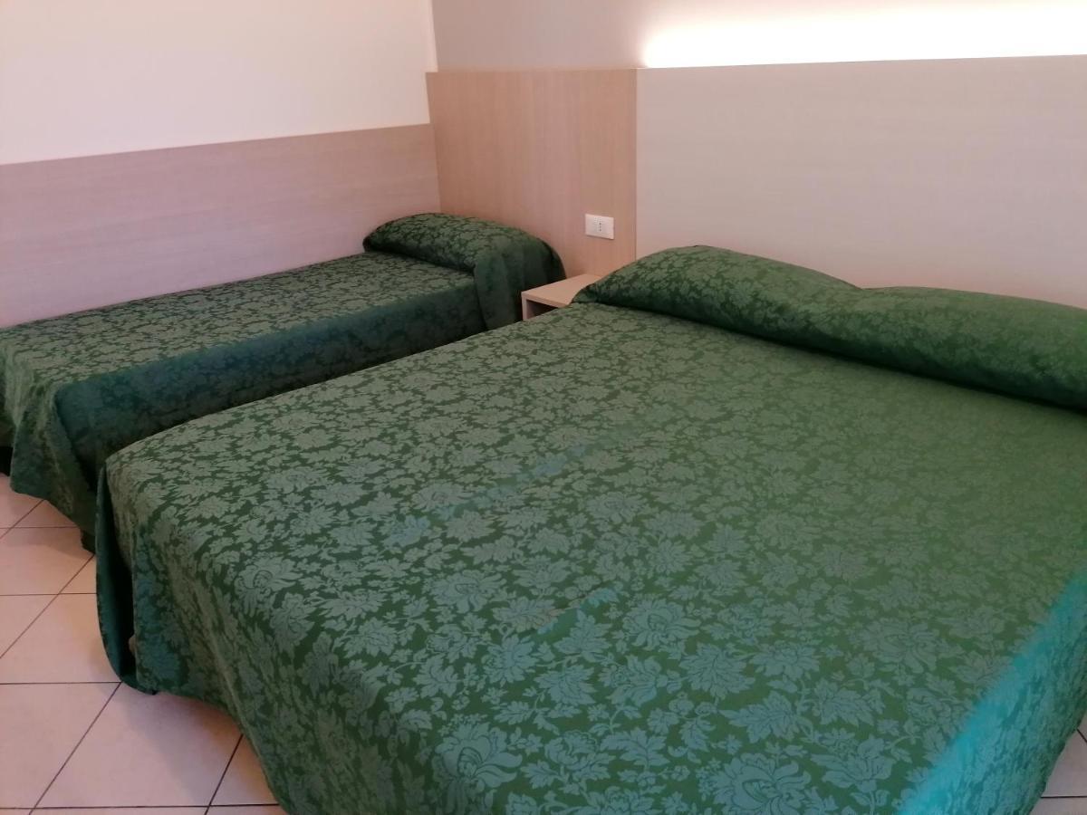 Hotel Andrea'S Rimini Bagian luar foto